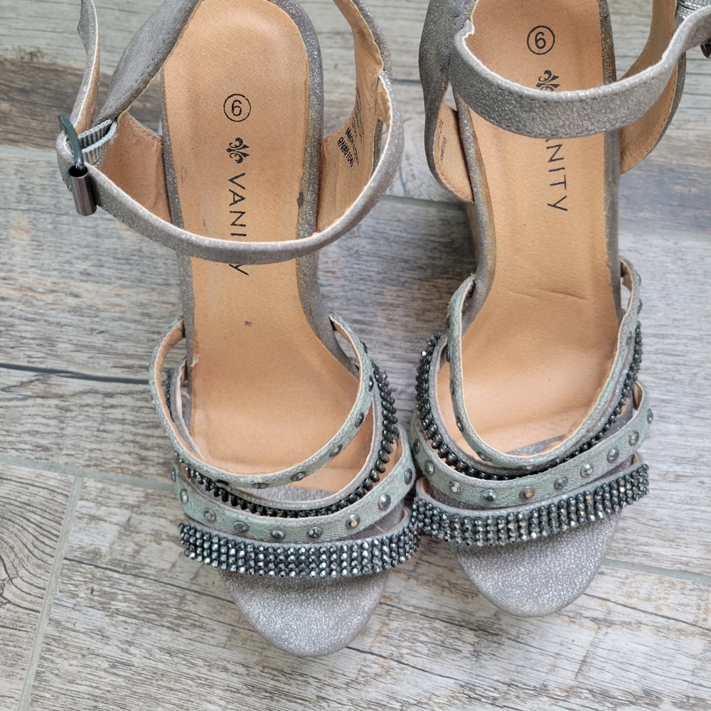Vanity Size 9 Wedges